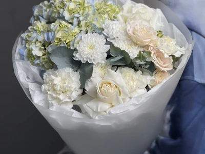 Букет с гортензией, розами