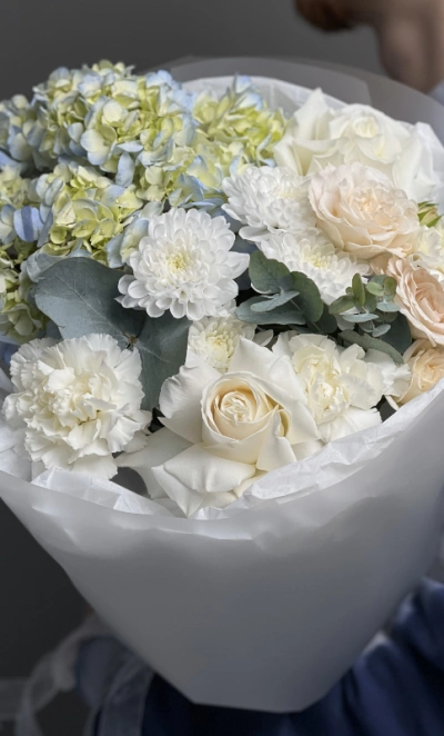 Букет с гортензией, розами