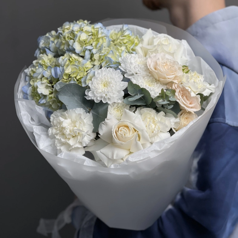 Букет с гортензией, розами