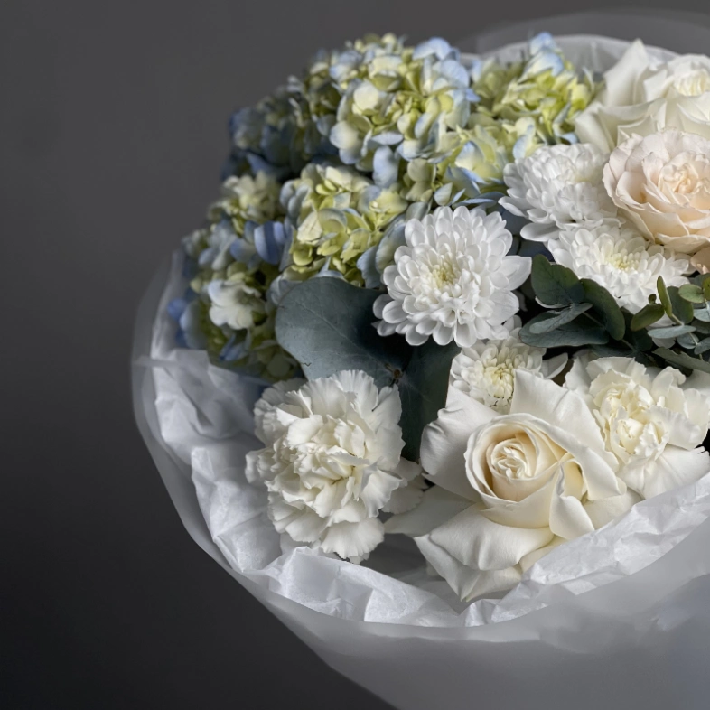 Букет с гортензией, розами