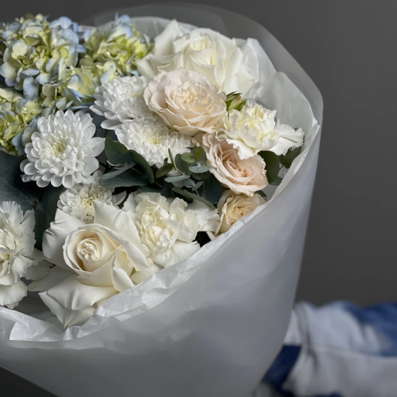 Букет с гортензией, розами