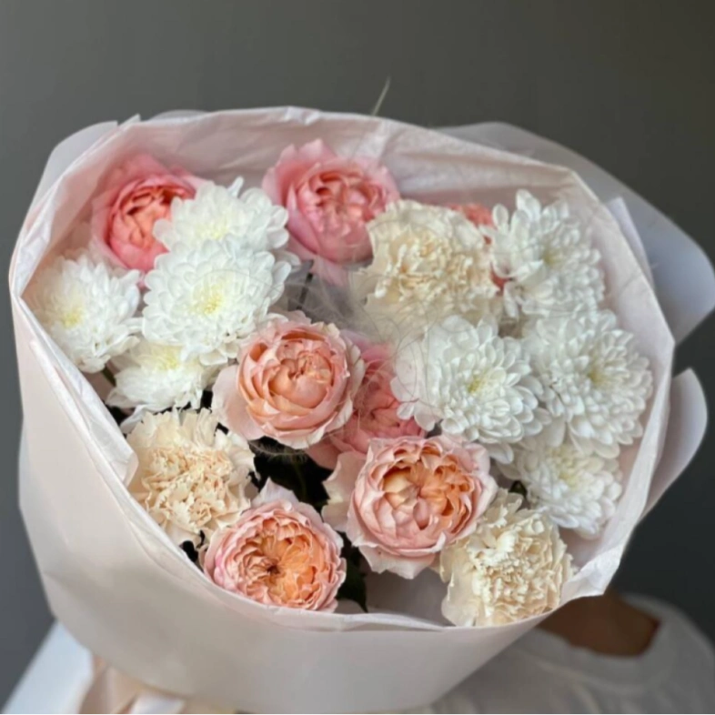 Сборный букет из Кустовой Розы и хризантемы