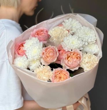 Сборный букет из Кустовой Розы и хризантемы