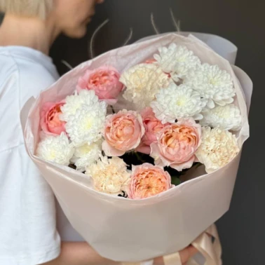 Сборный букет из Кустовой Розы и хризантемы