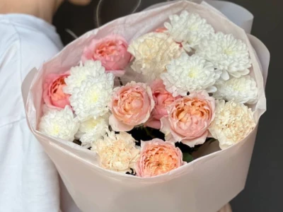 Сборный букет из Кустовой Розы и хризантемы