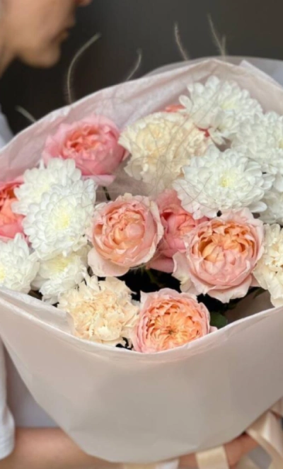 Сборный букет из Кустовой Розы и хризантемы