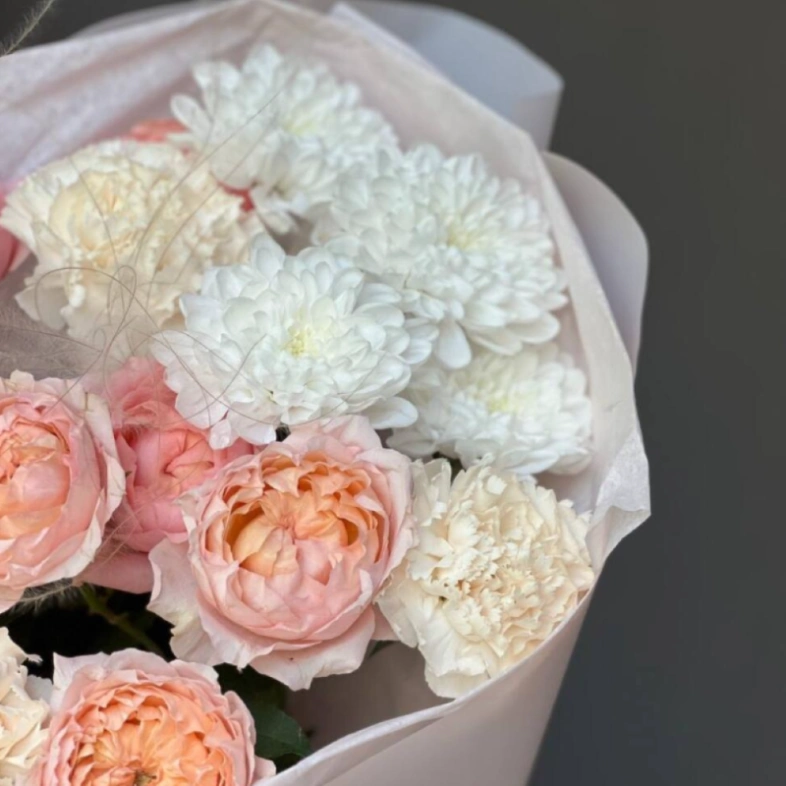 Сборный букет из Кустовой Розы и хризантемы