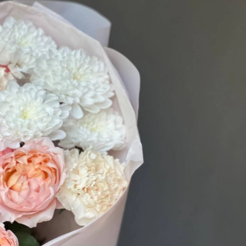 Сборный букет из Кустовой Розы и хризантемы