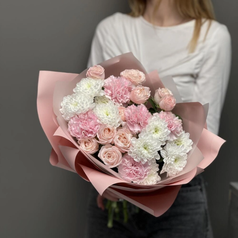 Кустовые розы, диантусы «Нежная палитра»