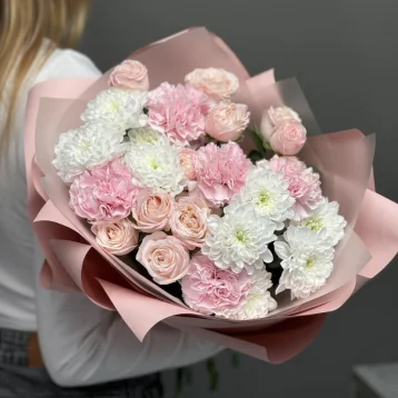 Кустовые розы, диантусы «Нежная палитра»