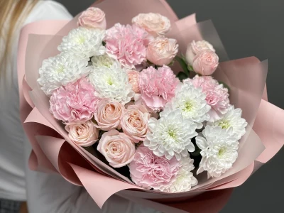 Кустовые розы, диантусы «Нежная палитра»