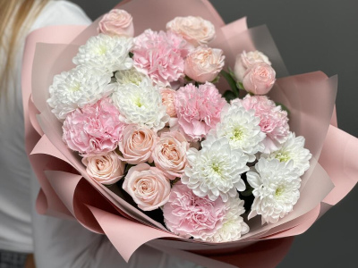 Кустовые розы, диантусы «Нежная палитра»