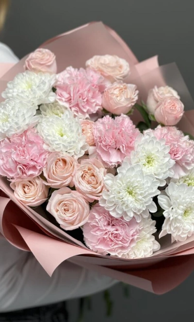 Кустовые розы, диантусы «Нежная палитра»