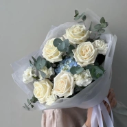 Букет Голубая гортензия и белые розы 4