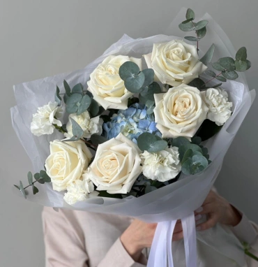 Букет Голубая гортензия и белые розы