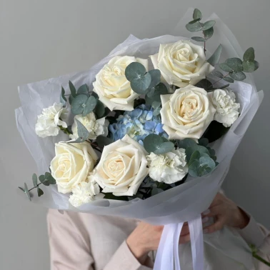 Букет Голубая гортензия и белые розы