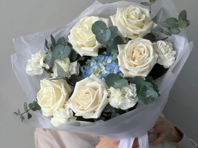 Букет Голубая гортензия и белые розы