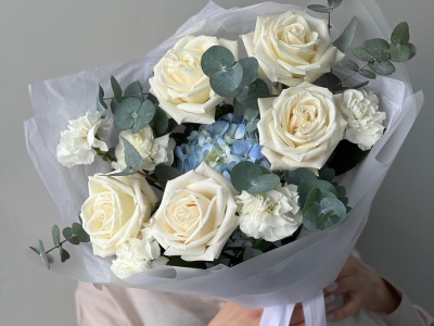 Букет Голубая гортензия и белые розы