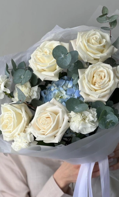 Букет Голубая гортензия и белые розы