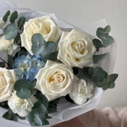 Букет Голубая гортензия и белые розы 3