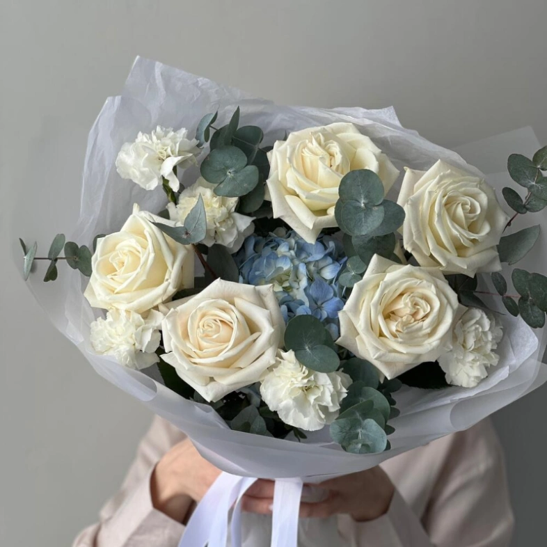 Букет Голубая гортензия и белые розы