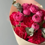 Яркий букет кустовых роз с диантусами 1