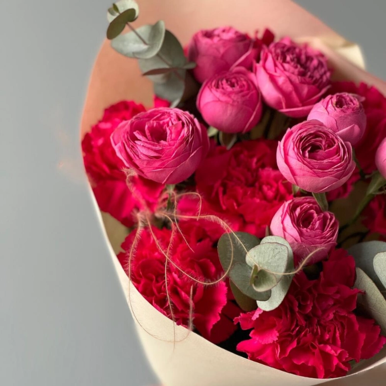 Яркий букет кустовых роз с диантусами