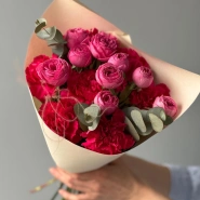 Яркий букет кустовых роз с диантусами 4