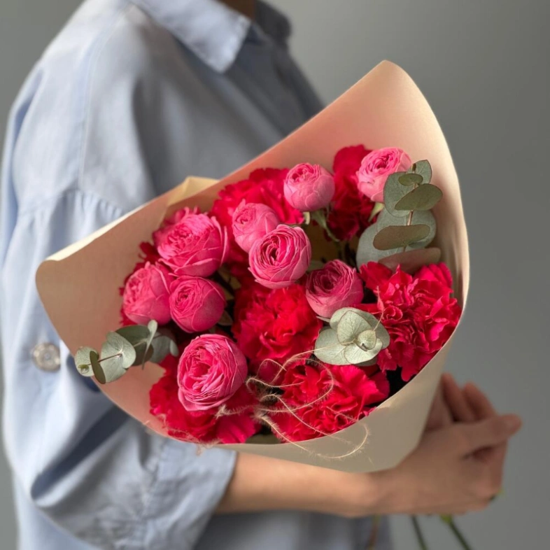 Яркий букет кустовых роз с диантусами