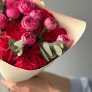 Яркий букет кустовых роз с диантусами 2