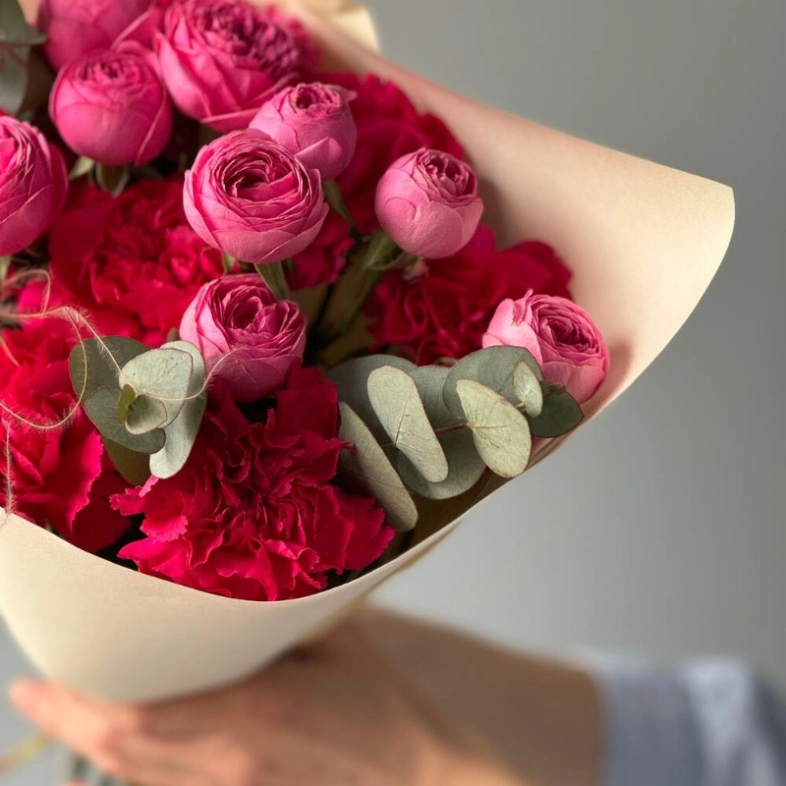 Яркий букет кустовых роз с диантусами