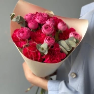 Яркий букет кустовых роз с диантусами 0