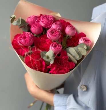 Яркий букет кустовых роз с диантусами