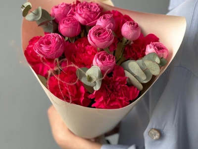 Яркий букет кустовых роз с диантусами