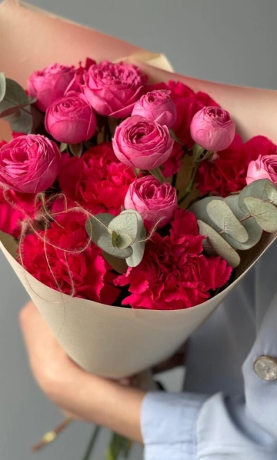 Яркий букет кустовых роз с диантусами