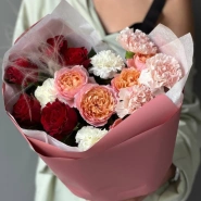 Яркий букет из кустовой розы с добавлением диантусов 2