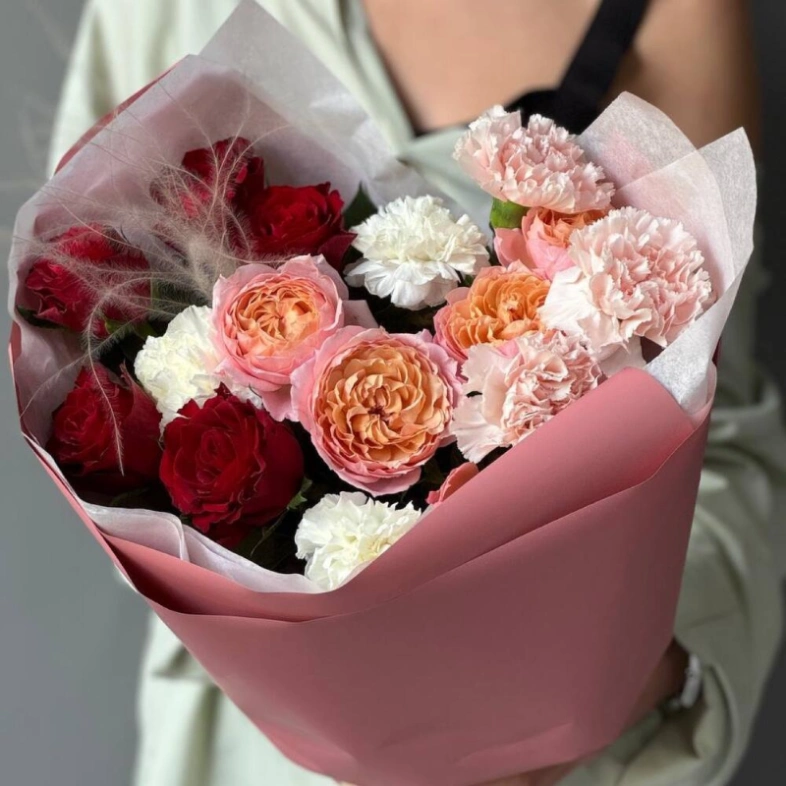 Яркий букет из кустовой розы с добавлением диантусов