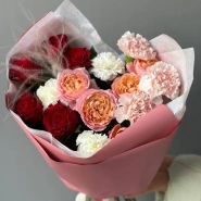 Яркий букет из кустовой розы с добавлением диантусов 1