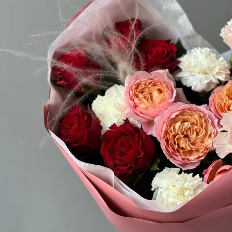 Яркий букет из кустовой розы с добавлением диантусов