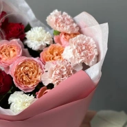 Яркий букет из кустовой розы с добавлением диантусов 4