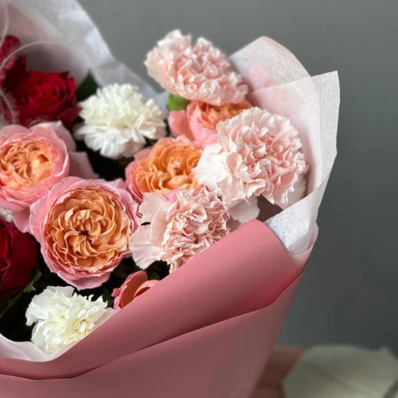 Яркий букет из кустовой розы с добавлением диантусов