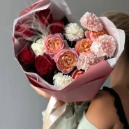 Яркий букет из кустовой розы с добавлением диантусов 0