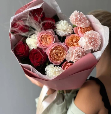 Яркий букет из кустовой розы с добавлением диантусов