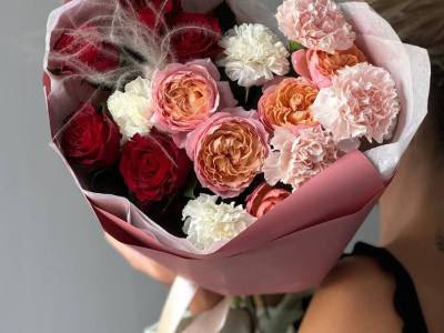 Яркий букет из кустовой розы с добавлением диантусов