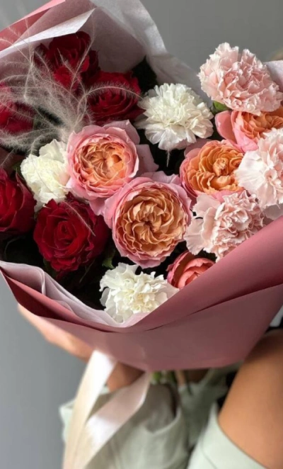 Яркий букет из кустовой розы с добавлением диантусов