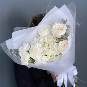 Авторский букет «Белый» с ароматными розами