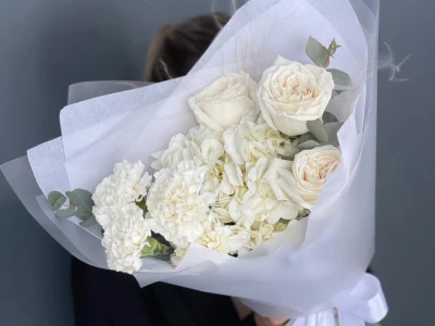 Авторский букет «Белый» с ароматными розами