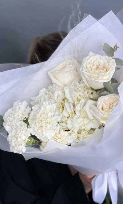 Авторский букет «Белый» с ароматными розами
