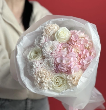 Сборный букет с гортензией