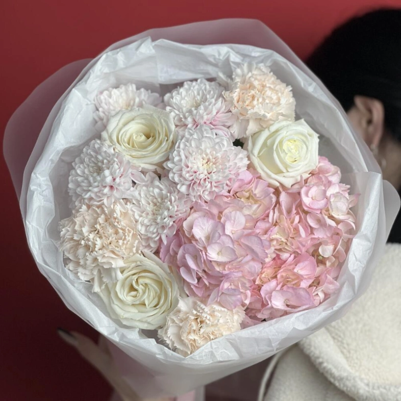 Сборный букет с гортензией